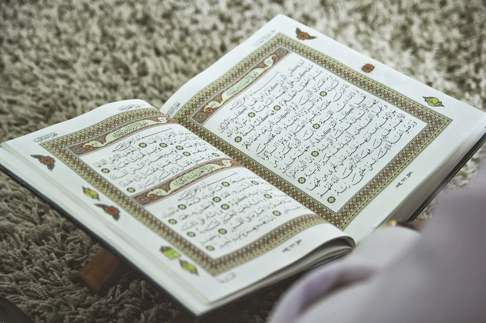 opened quran picture